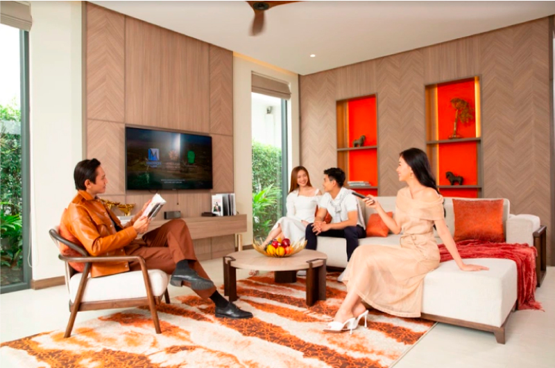 Khách hàng trải nghiệm không gian phòng khách tại biệt thự mẫu Angsana Residences Hồ Tràm